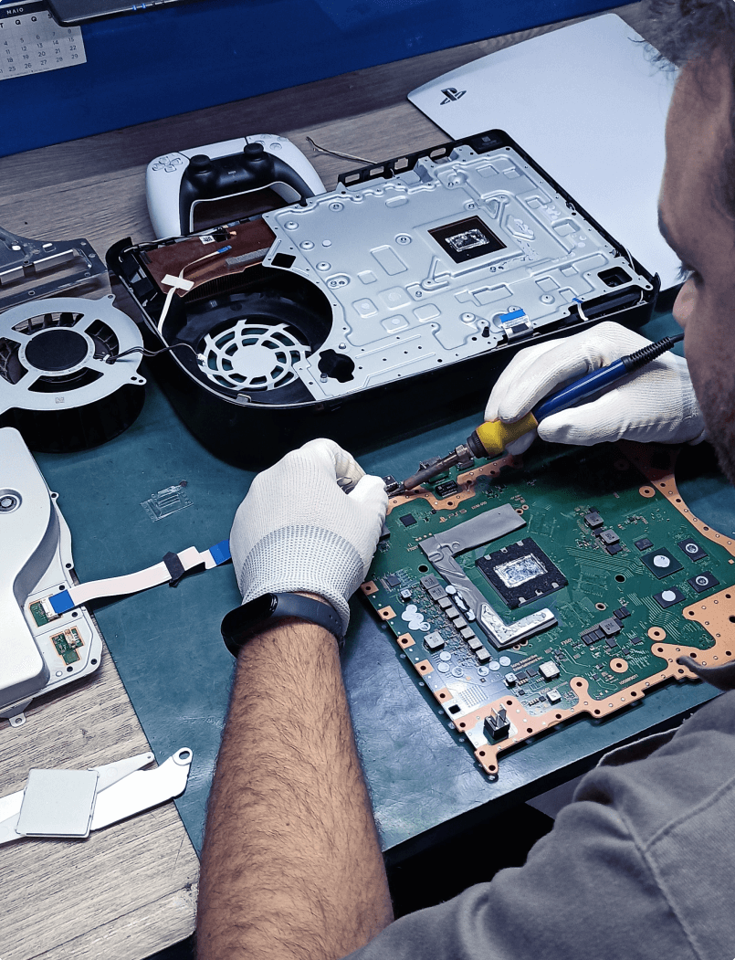 Reparo de videogame na bancada da RM